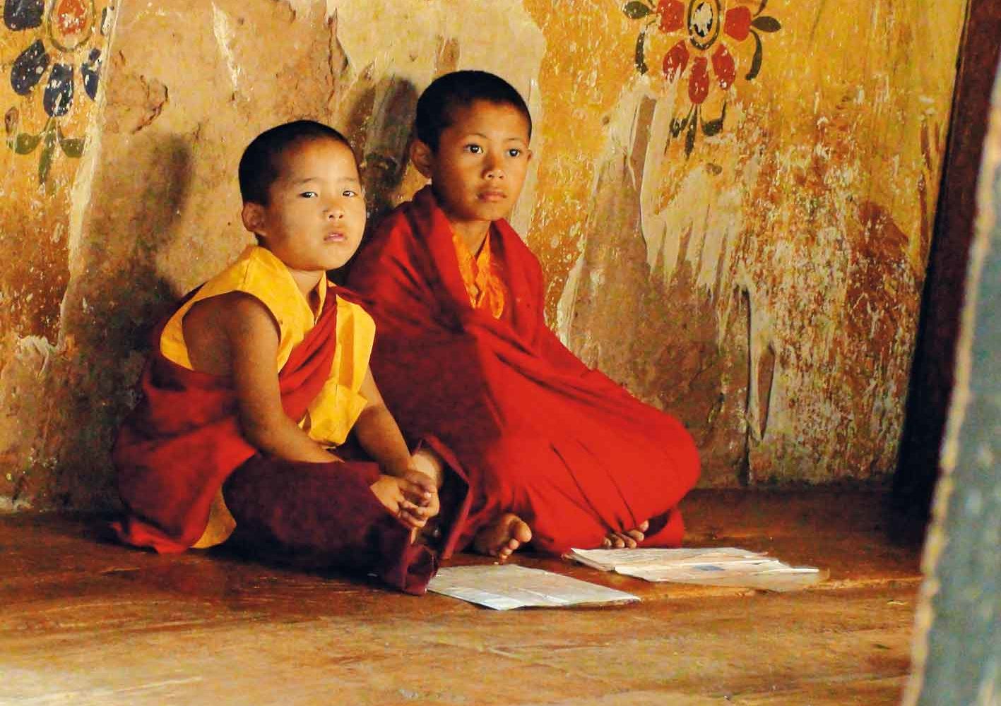 Junge Mönche in einem Kloster in Bhutan