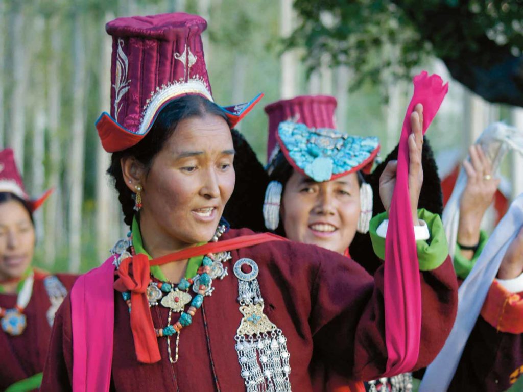 Festlich gekleidete Frauen am Klosterfest in Ladakh