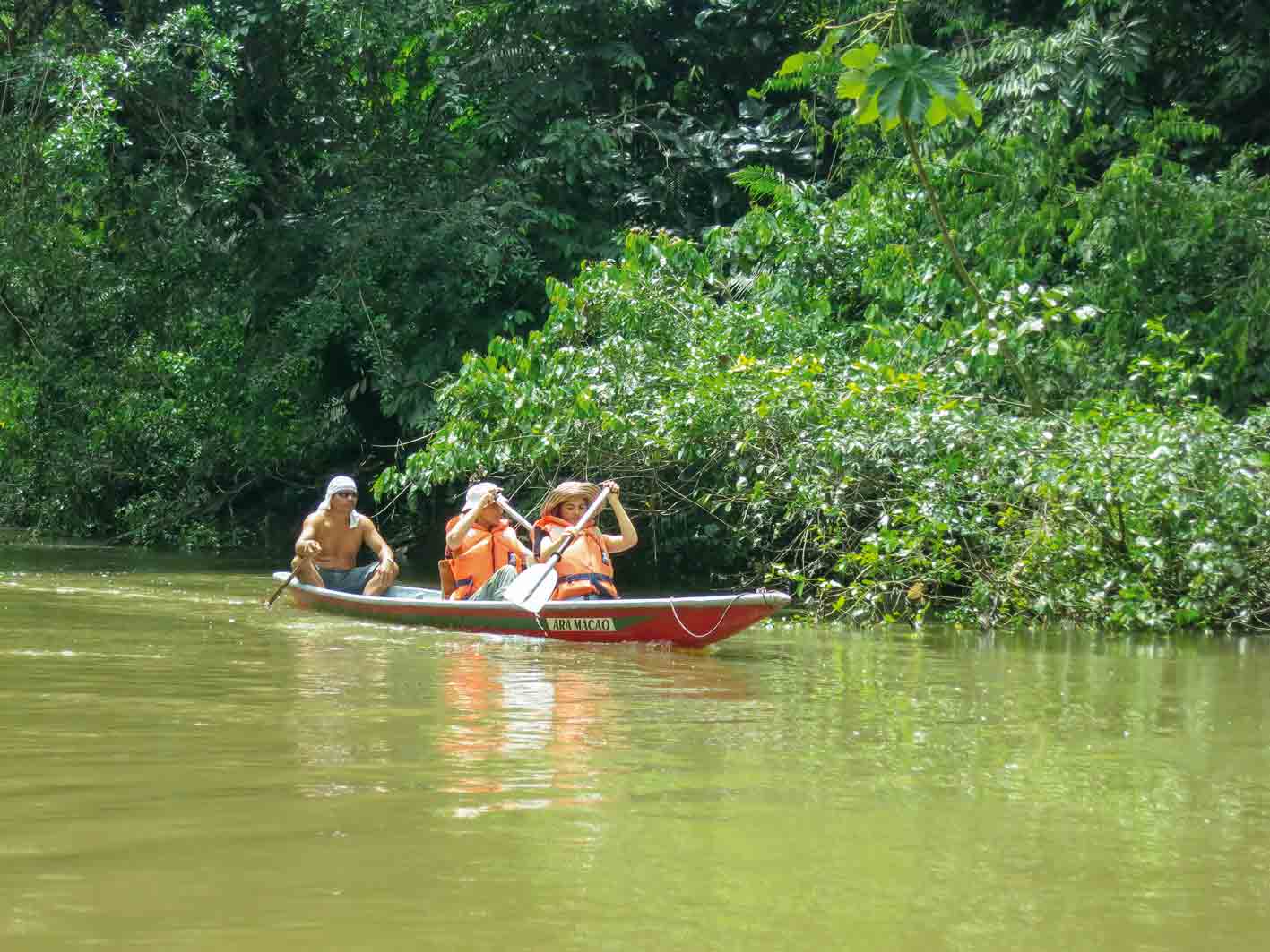 Diese Abenteuer sind auch für Familien ein Erlebnis: Sich auf einem Urwald-Fluss mit dem Kanu hinuntertreiben lassen, Ecuador