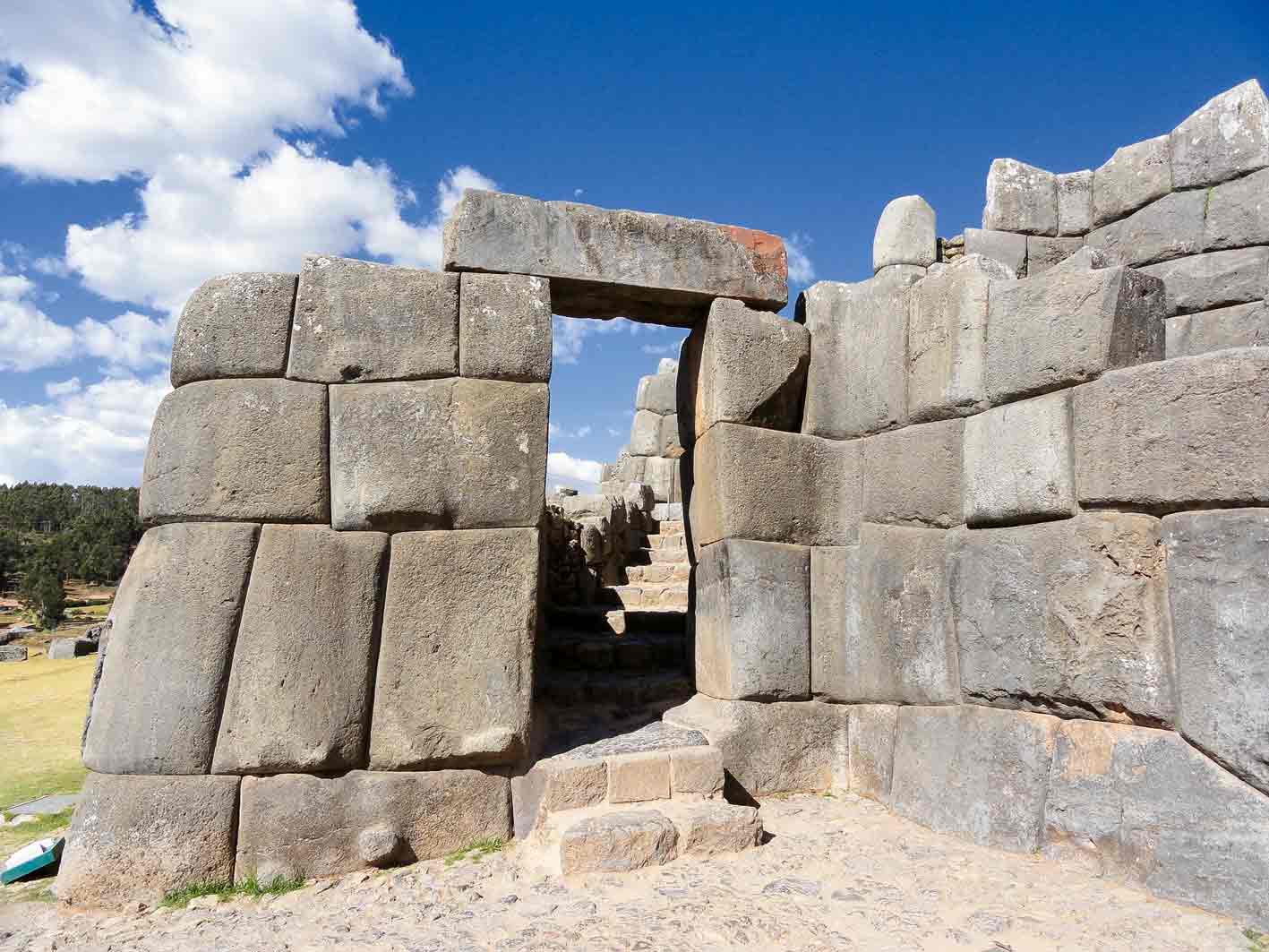 Die Inkas bauten trapezförmige Fenster und Türen. Im Bild die Inka-Stätte Saqsayhuamán bei Cuzco.
