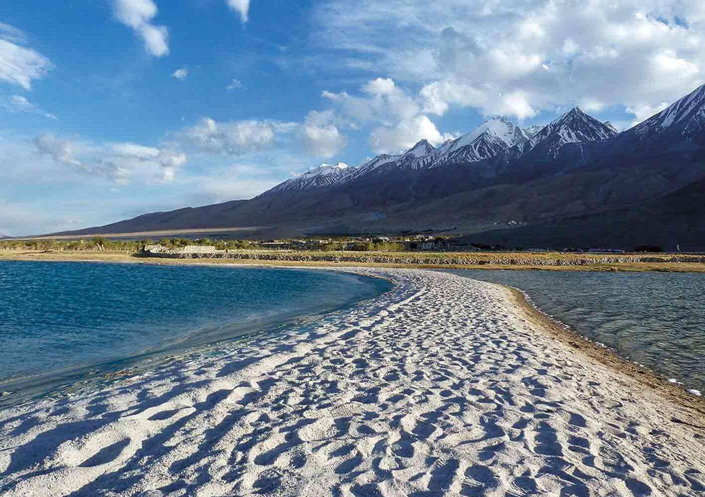 Pangong Tso mit Kangju Kangri-Gruppe im Hintergrund