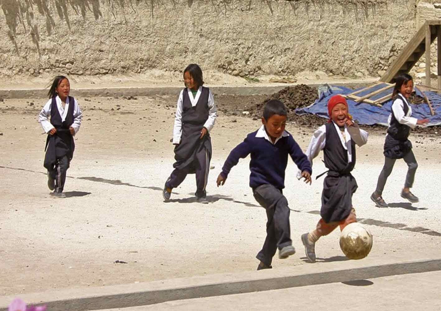 Fröhliches Spiel nach Schulschluss